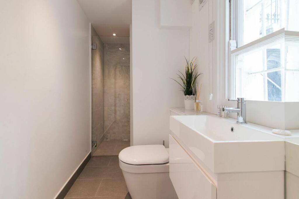 Charming Stylish One-Bedroom Apartment Лондон Экстерьер фото